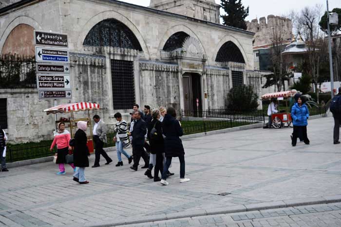 daily istanbul tour outside hagia sophia